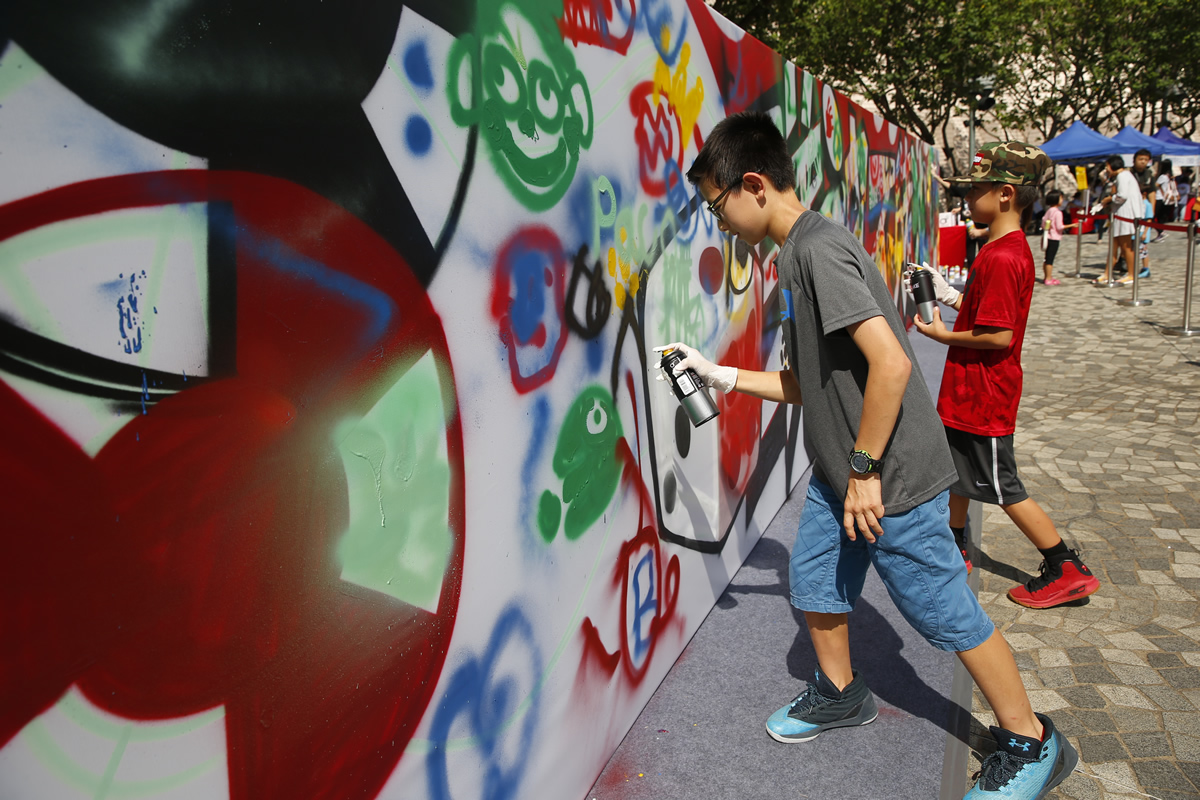 現場設有一幅長12米的創意塗鴉牆，讓市民即場參與創作，體驗塗鴉樂趣。