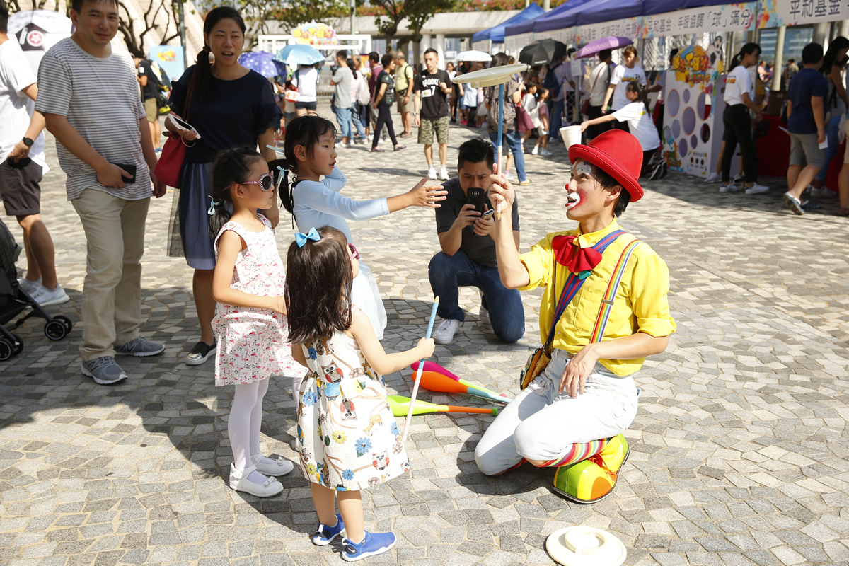 小丑表演吸引眾多小朋友圍觀，是最受歡迎的人物。